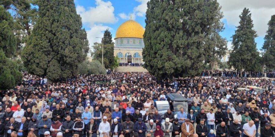 نحو 50 ألف فلسطيني يؤدون صلاة الجمعة في المسجد الأقصى المبارك - شبكة أطلس سبورت