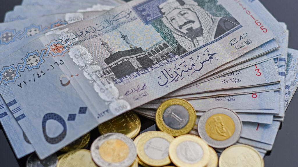 ما حقيقة زيادة رواتب الموظفين في السعودية بمناسبة انتهاء السنة المالية بقيمة 1000 ريال؟