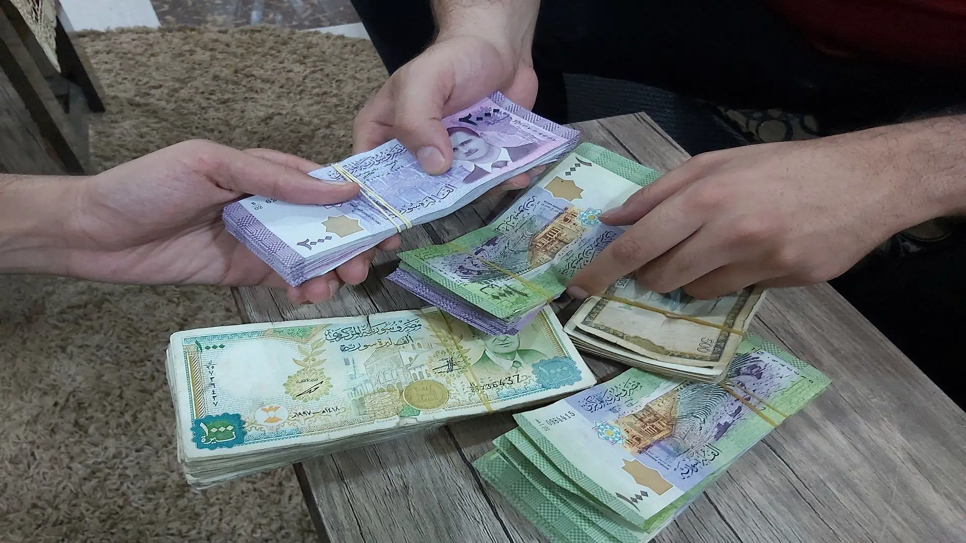 جنون الأسواق في دمشق وحلب.. سعر الليرة السورية مقابل الدولار في السوق السوداء اليوم الأحد 22 ديسمبر