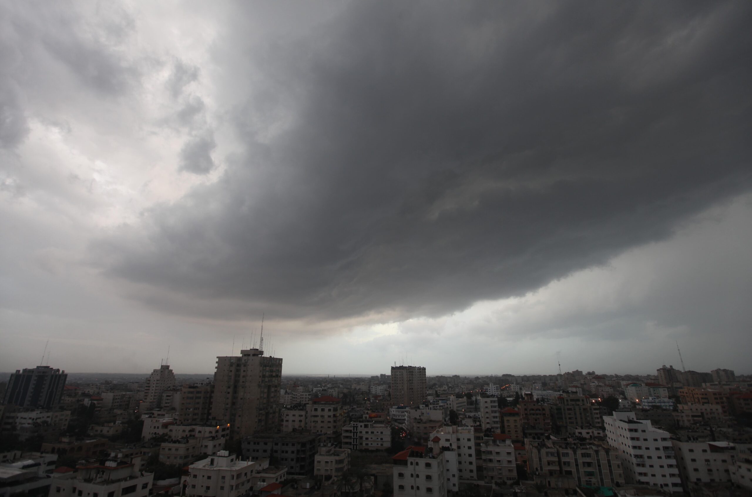 منخفض جوي في العراق يُغير الطقس رأسًا على عقب وتغيرات شديدة في الجو الأيام القادمة