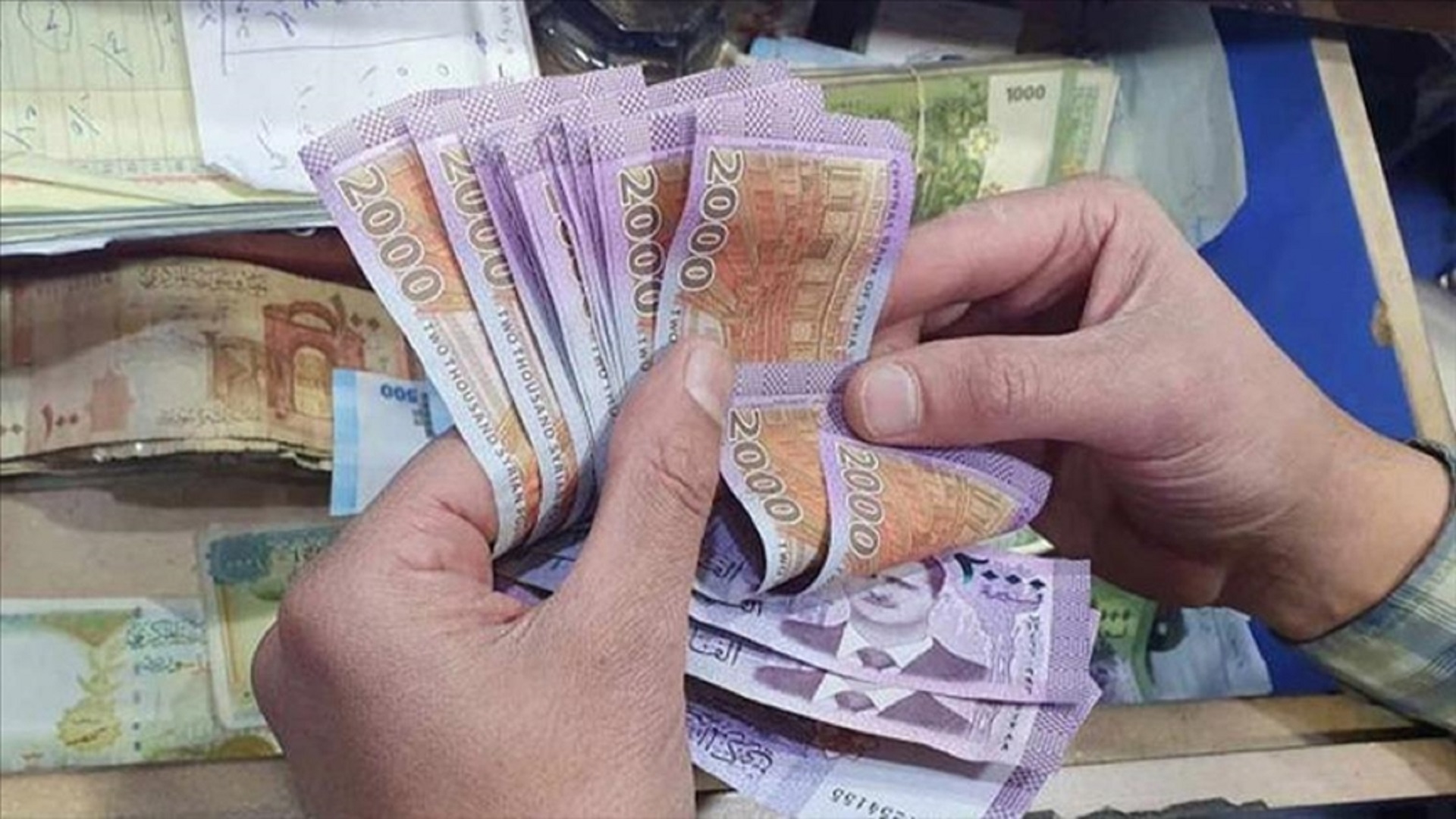 توازن في العرض والطلب.. سعر الدولار والليرة التركية في السوق السوداء سوريا اليوم الاثنين 6 يناير 2025