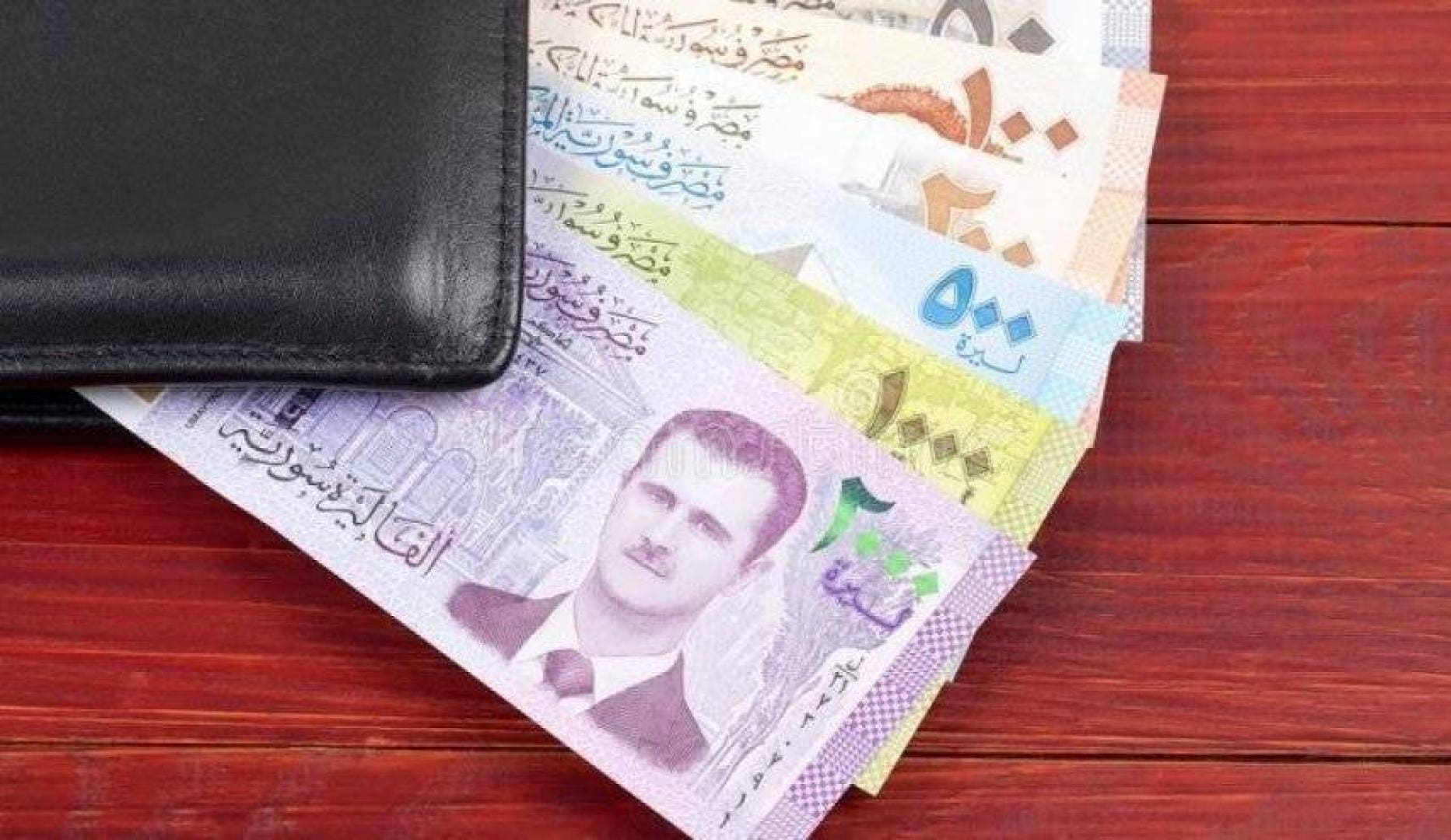 بفارق كبير.. سعر الدولار والليرة التركية في السوق السوداء سوريا اليوم الخميس 2 يناير 2025